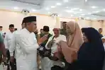 Gubsu-Edy-saat-menyalami-para-Jemaah-Calon-Haji-di-Sumut.jpg
