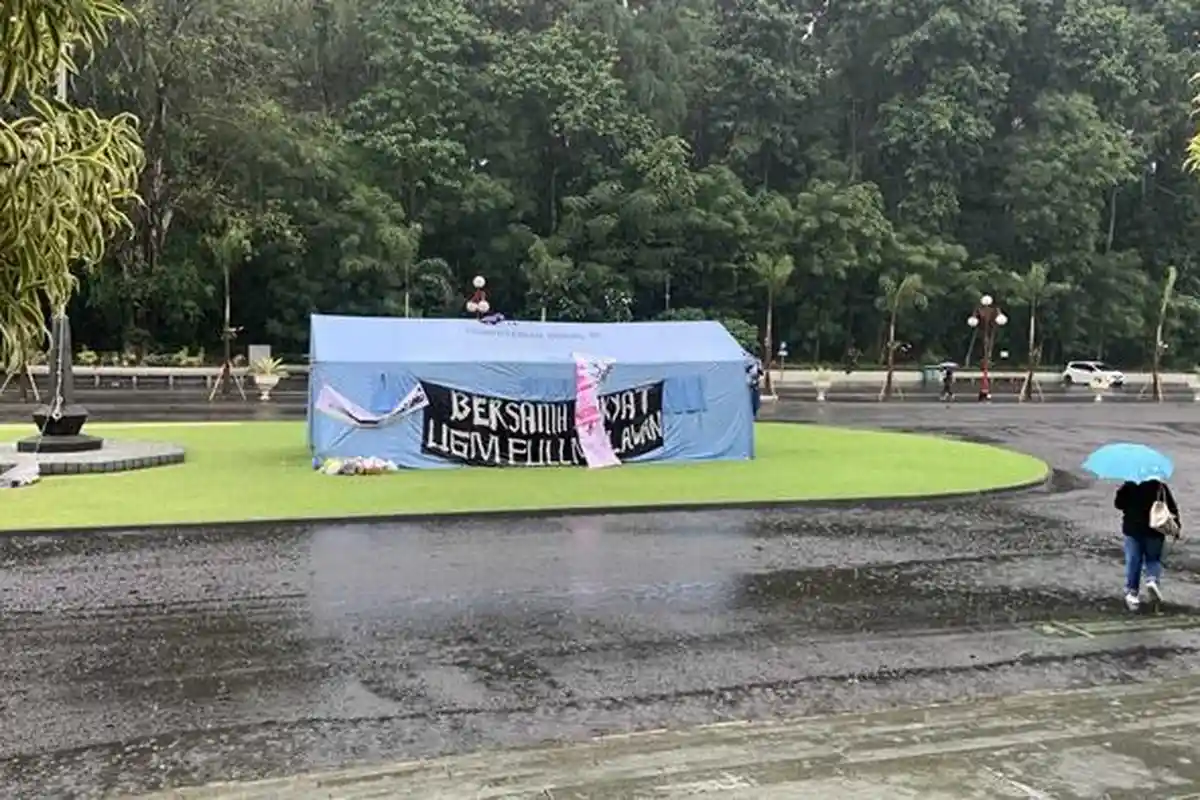 Di Bawah Tenda dan Hujan Deras, Mahasiswa UGM Kritik Efisiensi dan Penanganan Kekerasan Seksual