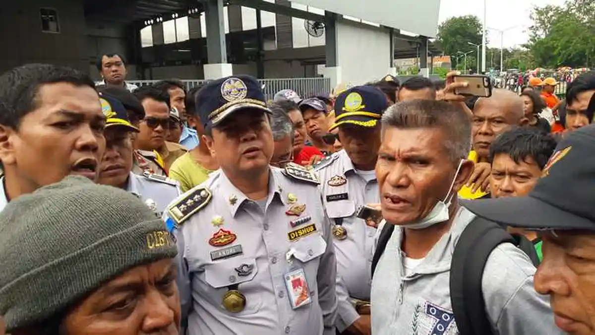 Sopir Angkot Protes Lulung Sebut Aksi Mogok Ditunggangi