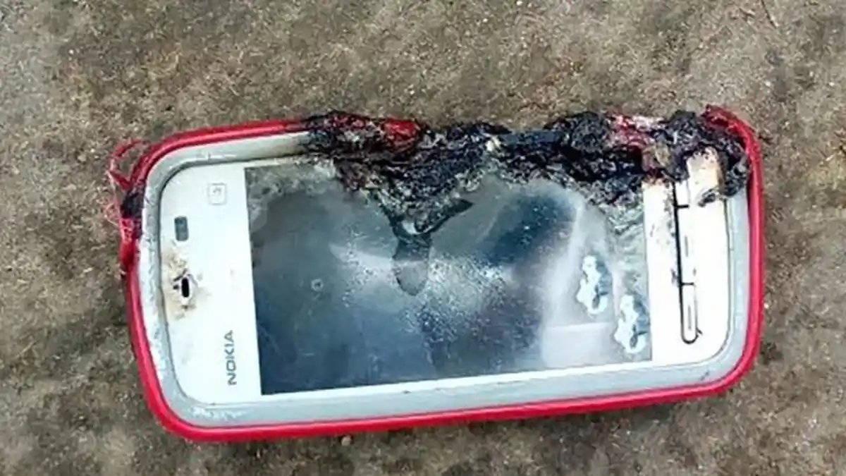 Sedang Telepon Saudara, Gadis Ini Tewas Seketika Gegara Ponselnya