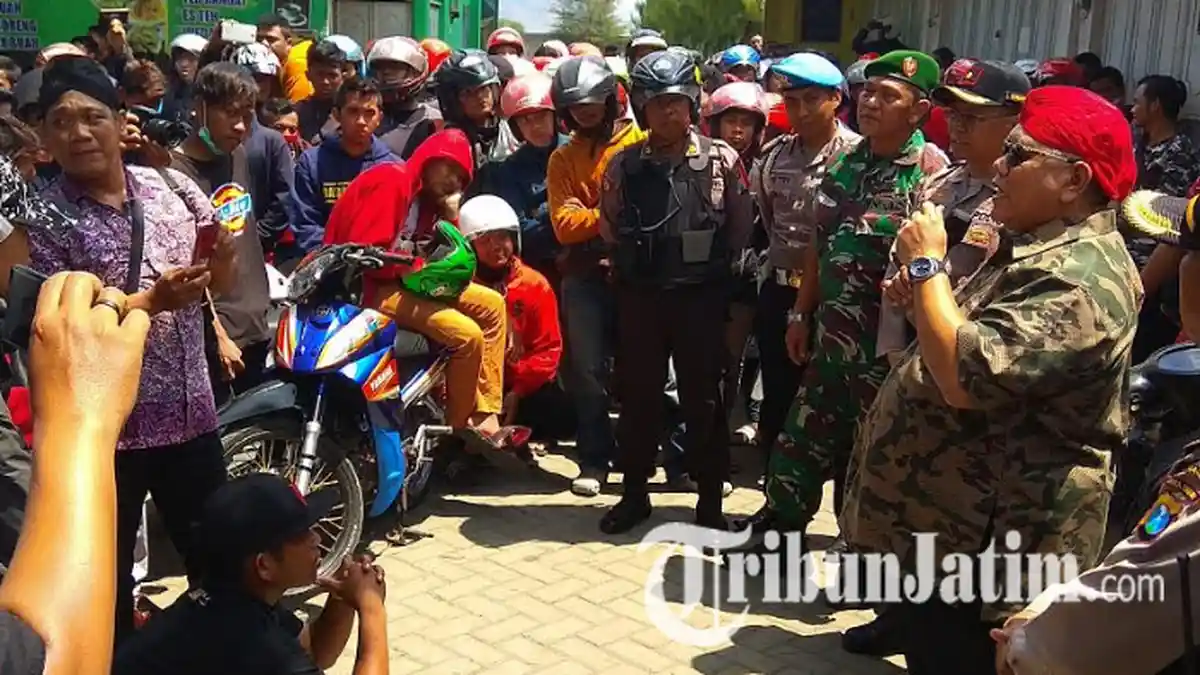 Massa Pendekar di Tulungagung Serang Kampung & Bakar Motor Tak Diproses, Ribuan Warga Protes Polisi