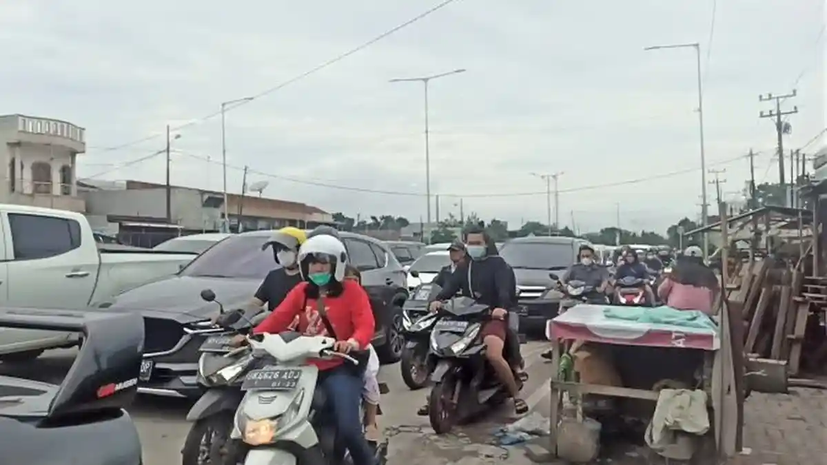 Jalan Cemara Macet Panjang, Ratusan Kendaraan Berdesakan Masuk Komplek Cemara Asri