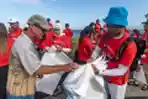Aksi Bersih-bersih Sampah di Pantai Kuta Bali