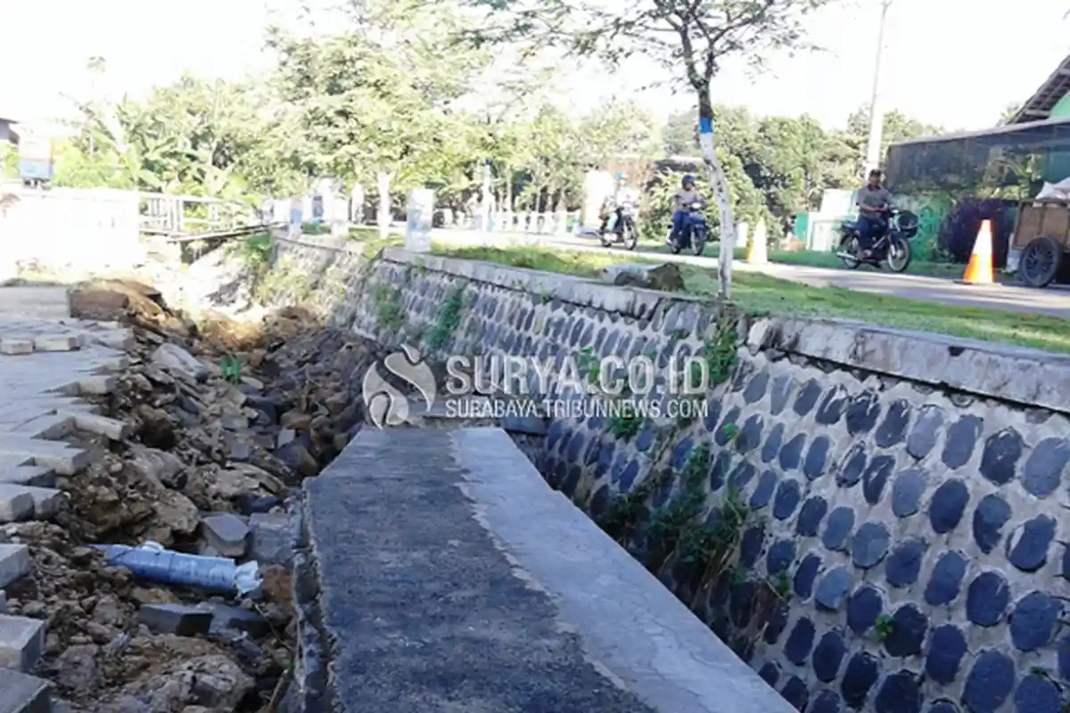 Plengsengan Ambrol, Pak Camat Serahkan Perbaikan ke Dinas PU