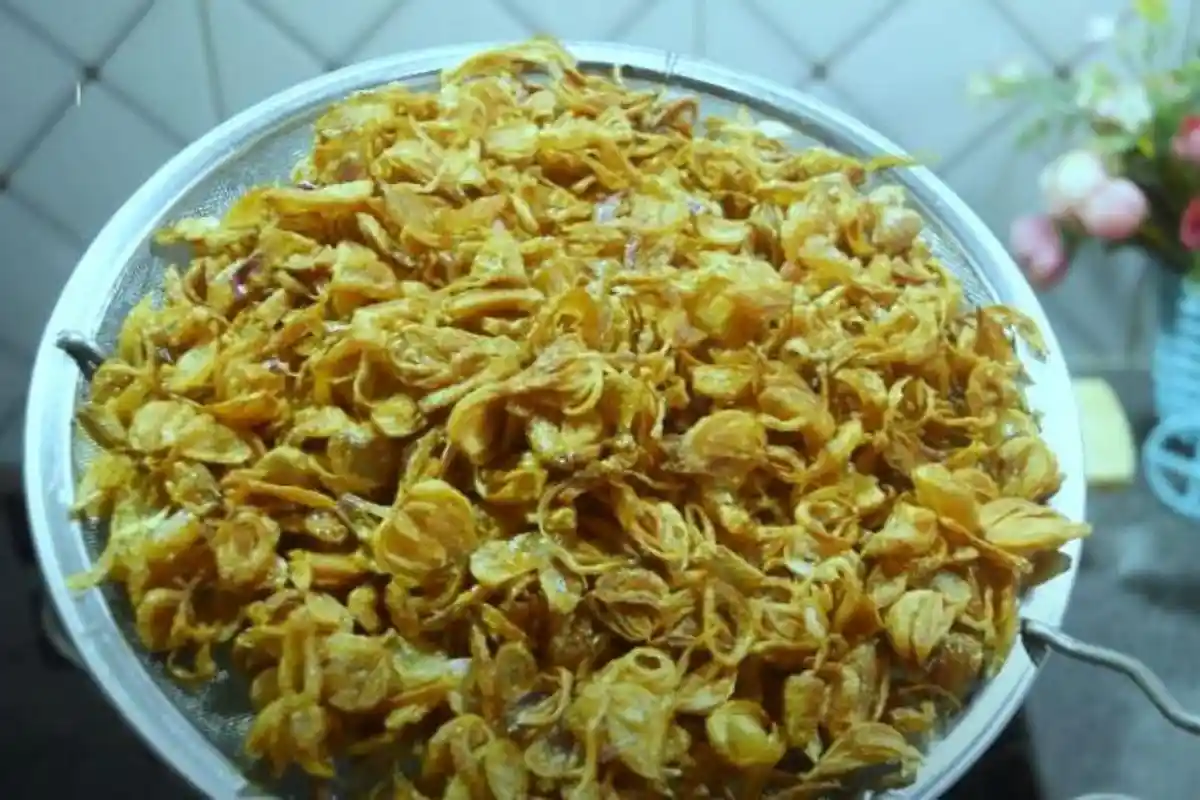 Tips Membuat Bawang Goreng Kriuk Tahan Lama, Taburkan Tepung Maizena