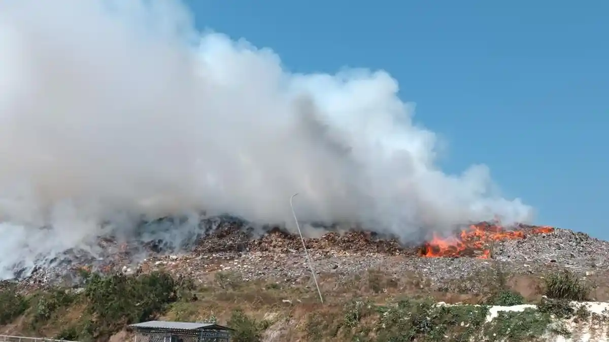 TPA Suwung Terbakar Hebat, Asap Membubung ke Angkasa, Sekda Denpasar Turun ke Lokasi