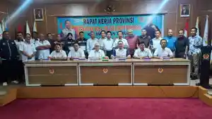 Para-wasit-bola-voli-berfoto-bersama-saat-Rakerprov-PBVSI-Kaltim.jpg