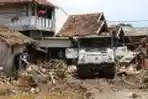 Kendaraan Hagglund PMI Evakuasi Reruntuhan Banjir Bandang