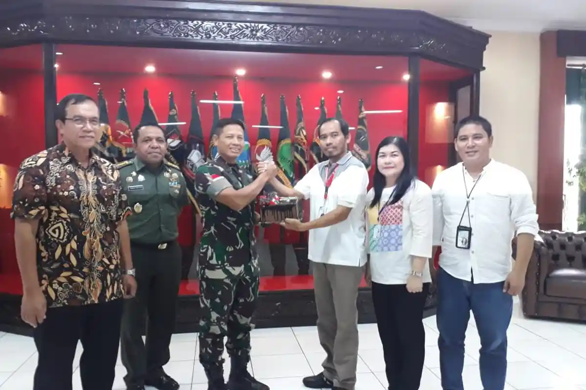 Hari Jadi TNI Ke-74, Pangdam Sambut dengan Suka Cita Kue Ultah Dari Tribun Pontianak