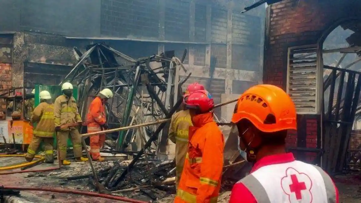 Api Melalap Dua Warung Makan dan Rumah Warga di Koja, Diduga dari Kompor Gas yang Bocor