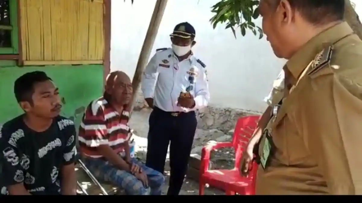 Bupati Sikka dan FPS Bantu Kaki Palsu Korban Laka Lantas