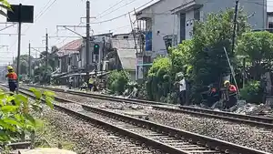 Penjaga-perlintasan-pasrah.jpg