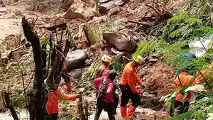 Proses-evakuasi-material-longsor-Subang.jpg