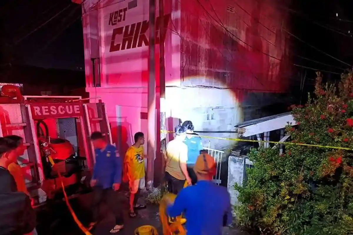 Api Kembali Menyala di Puing Kebakaran Kelurahan Bahu,  Damkar Manado Kerahkan 2 Mobil Pemadam