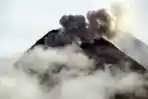 Gunung Merapi Keluarkan Awan Panas dan Material Vulkanik