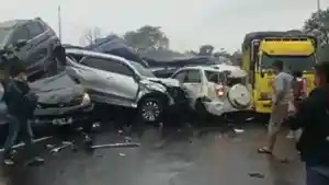 Kecelakaan-beruntun-di-Tol-Purbaleunyi-Senin-11112024-video-amatir.jpg