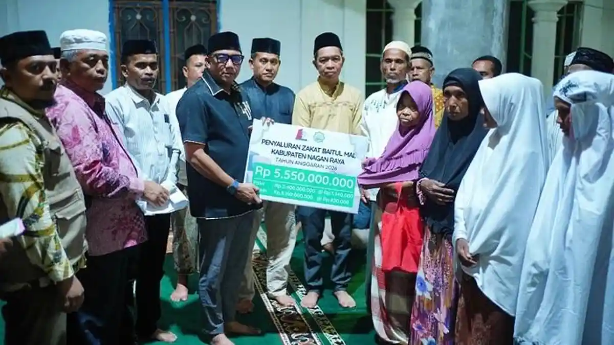 Wabup Nagan Raya Serahkan Zakat dari Baitul Mal untuk Fakir dan Miskin