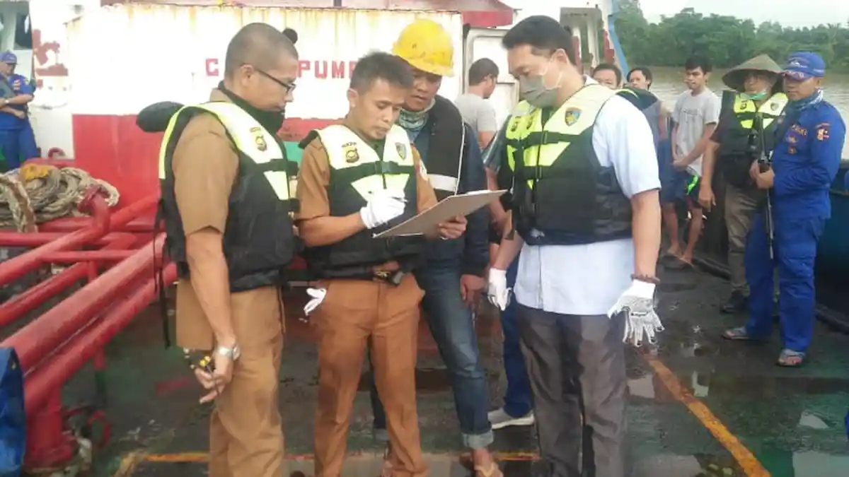 Ditpolair Polda Jambi Amankan Kapal Diduga Pengangkut Minyak Hasil Illegal Drilling di Jambi