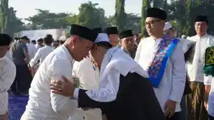 Pj-Bupati-Bogor-Asmawa-Tosepu-bersalaman-dengan-warga-usaimengikuti-salat-Idul-Fitri.jpg