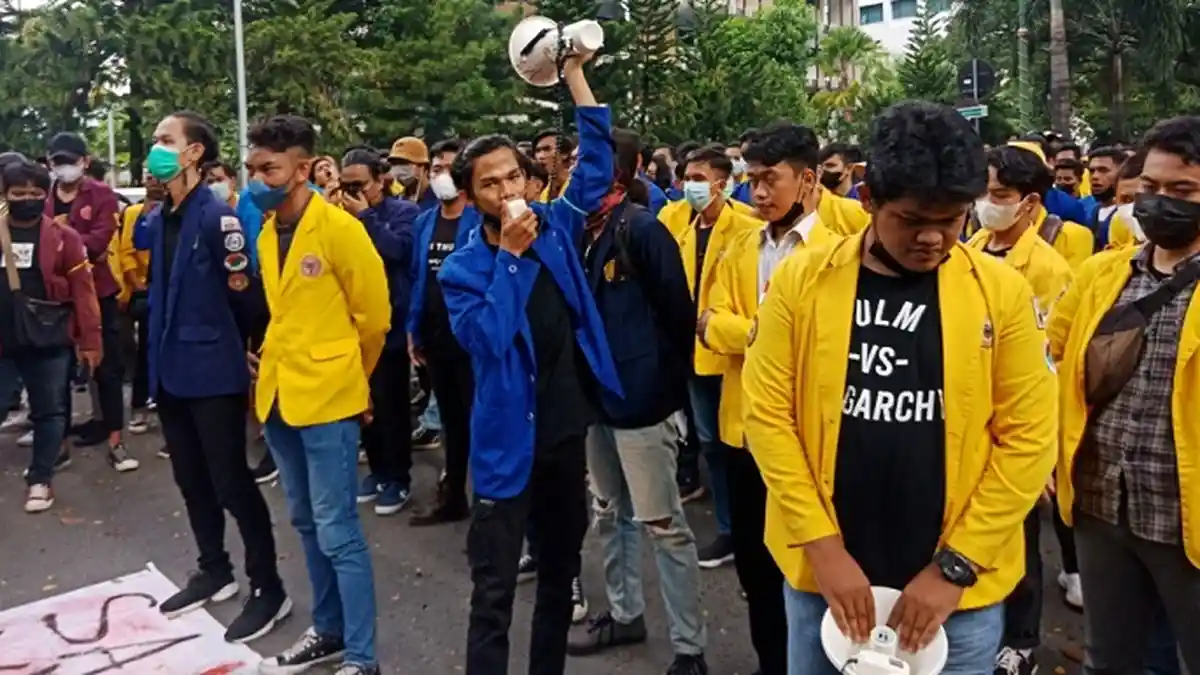 Demo Save KPK Jilid Tiga, Mahasiswa Teriakkan Nama Ketua DPRD Kalsel