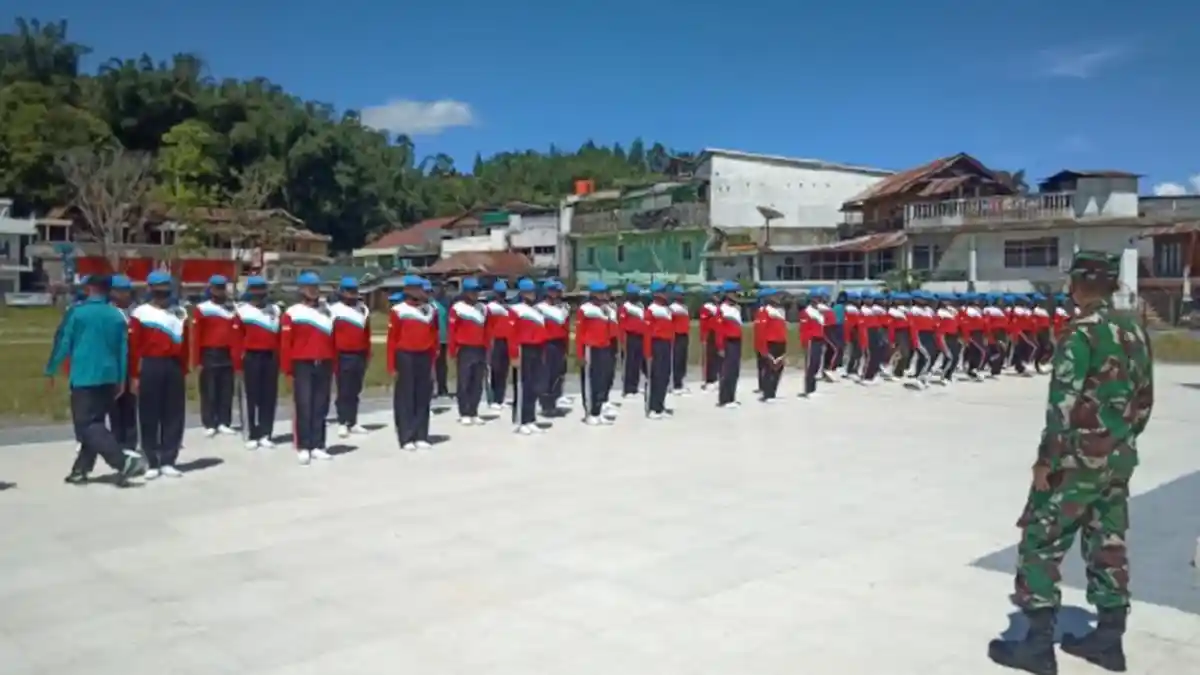 71 Calon Anggota Paskibra Kabupaten Mamasa Memasuki Desa Bahagia