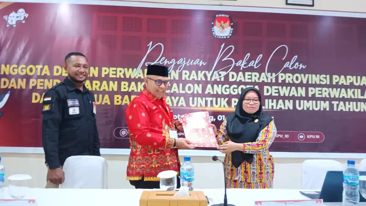Didampingi Keluarga dan Tim Sukses, Sanusi Rahaningmas Daftar Caleg DPD RI Dapil Papua Barat Daya
