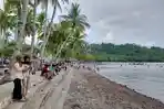 ratusan-pengunjung-datang-ke-pantai-modisi.jpg