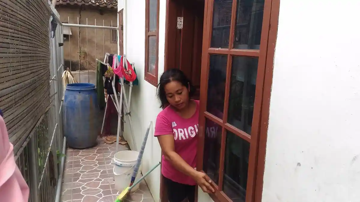 Takut Masih Ada Kawanan Maling di Dalam Rumahnya, Juragan Telur Lari ke Depan Rumah