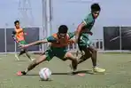 Mikael-Tata-menguasai-bola-di-rebut-Kasim-Botan-dalam-sesi-latihan-Persebaya.jpg
