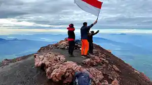 Dua-pendaki-Tribun-Jambi-saat-menapak-Gunung-Kerinci.jpg