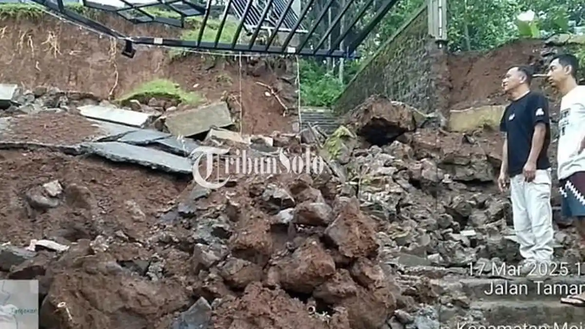 Nahas, Rumah di Boyolali Tertimpa Talut Masjid yang Longsor, Tembok Jebol Tak Bisa Dihuni