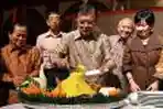 Jusuf Kalla Potong Tumpeng HUT PMI
