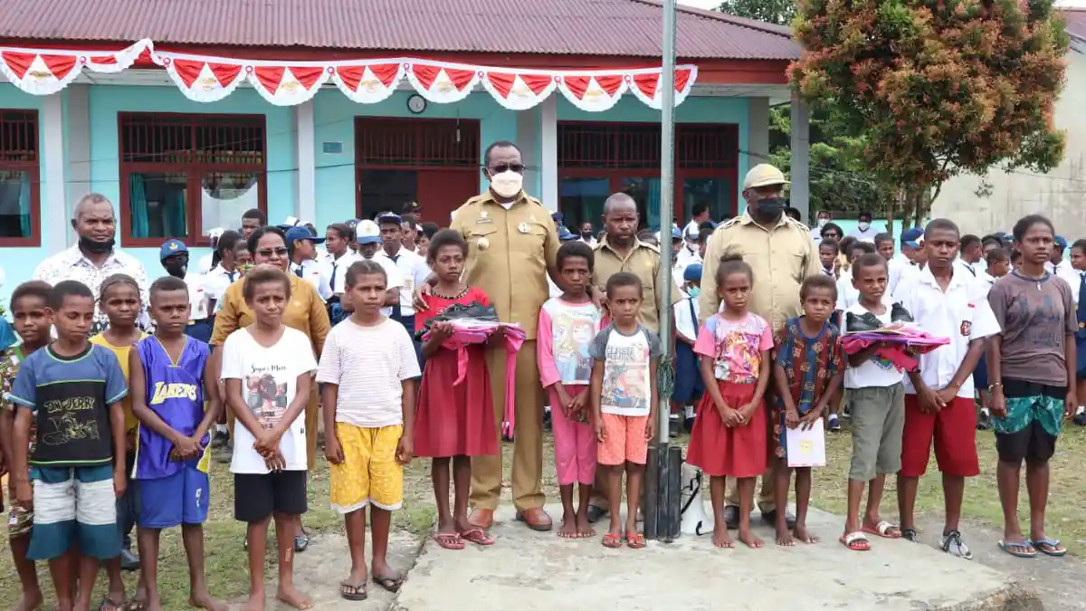 Bupati Maybrat Distribusi Perlengkapan Sekolah untuk Anak-anak di Tempat Pengungsian