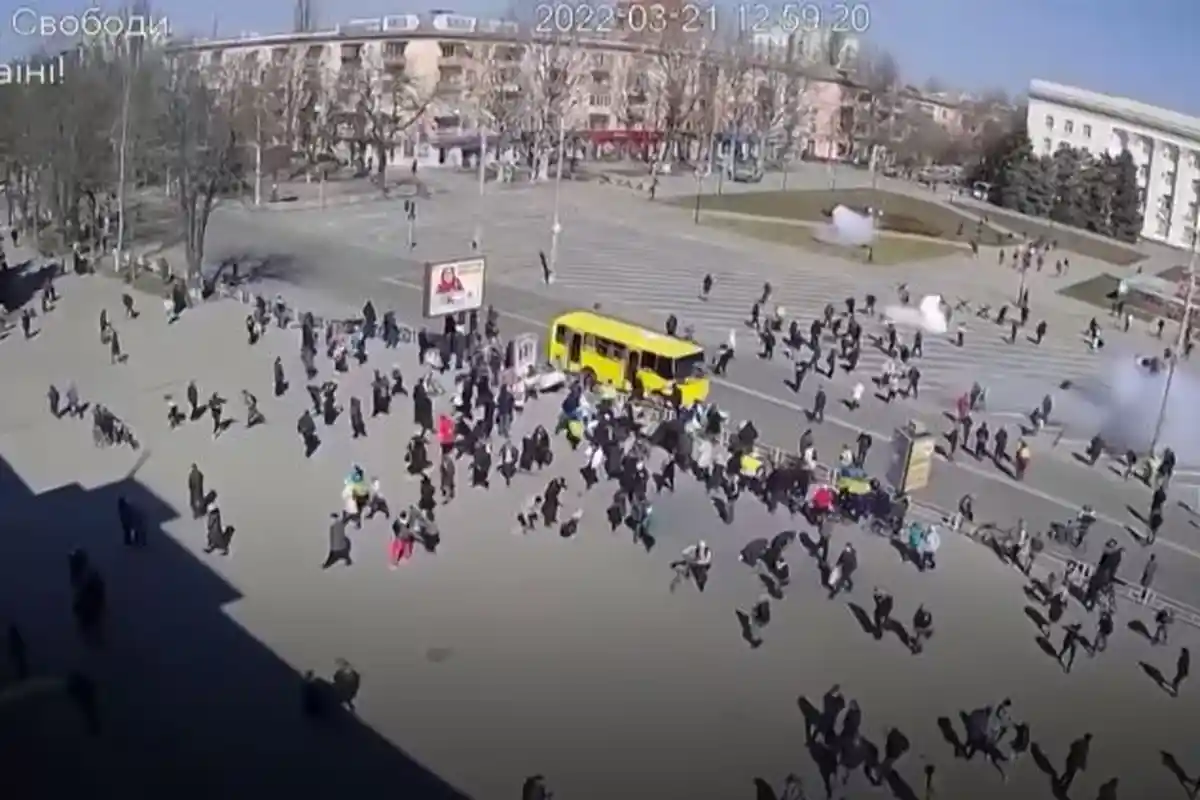 Pakai Granat Kejut hingga Senjata Api, Beredar Video Tentara Rusia Bubarkan Demonstran di Ukraina