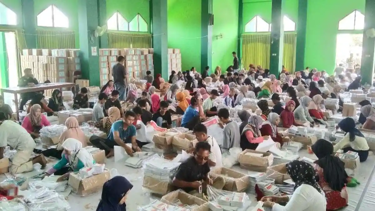 KPU Cilacap Libatkan 426 Warga untuk Lipat Surat Suara Pemilu 2024