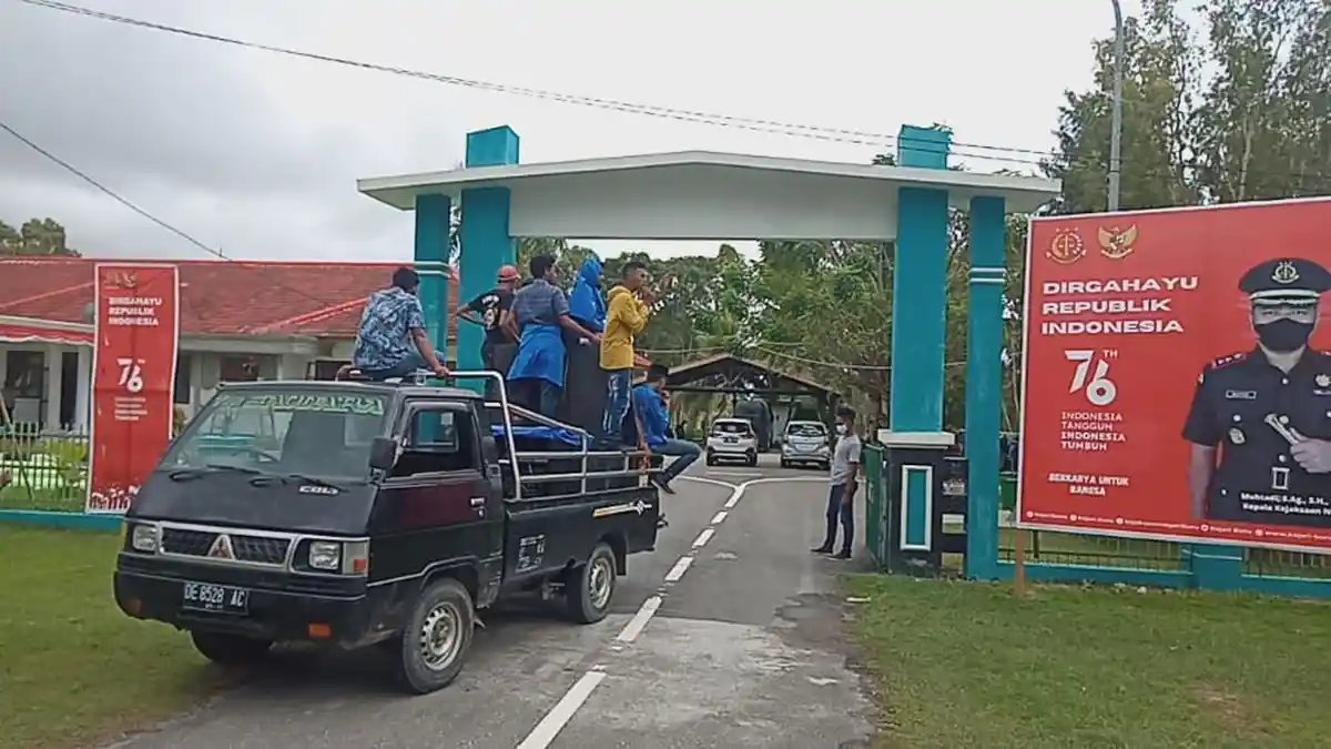 Mahasiswa di Pulau Buru Desak Kejari Periksa Pejabat Desa Ubung