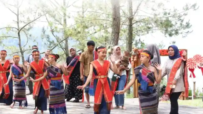 Libur Nataru, Pengunjung Padati Destinasi Wisata di Sekitaran Danau Toba