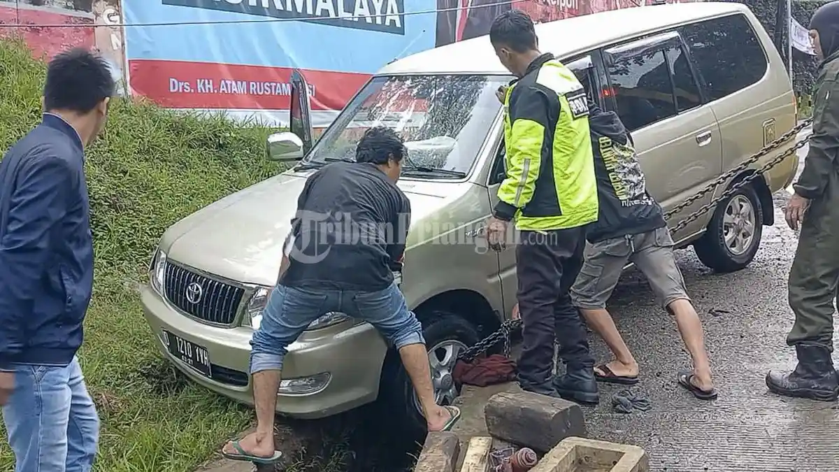 Mobil Pemudik Nyungseup ke Parit di Gentong Akibat Rem Blong