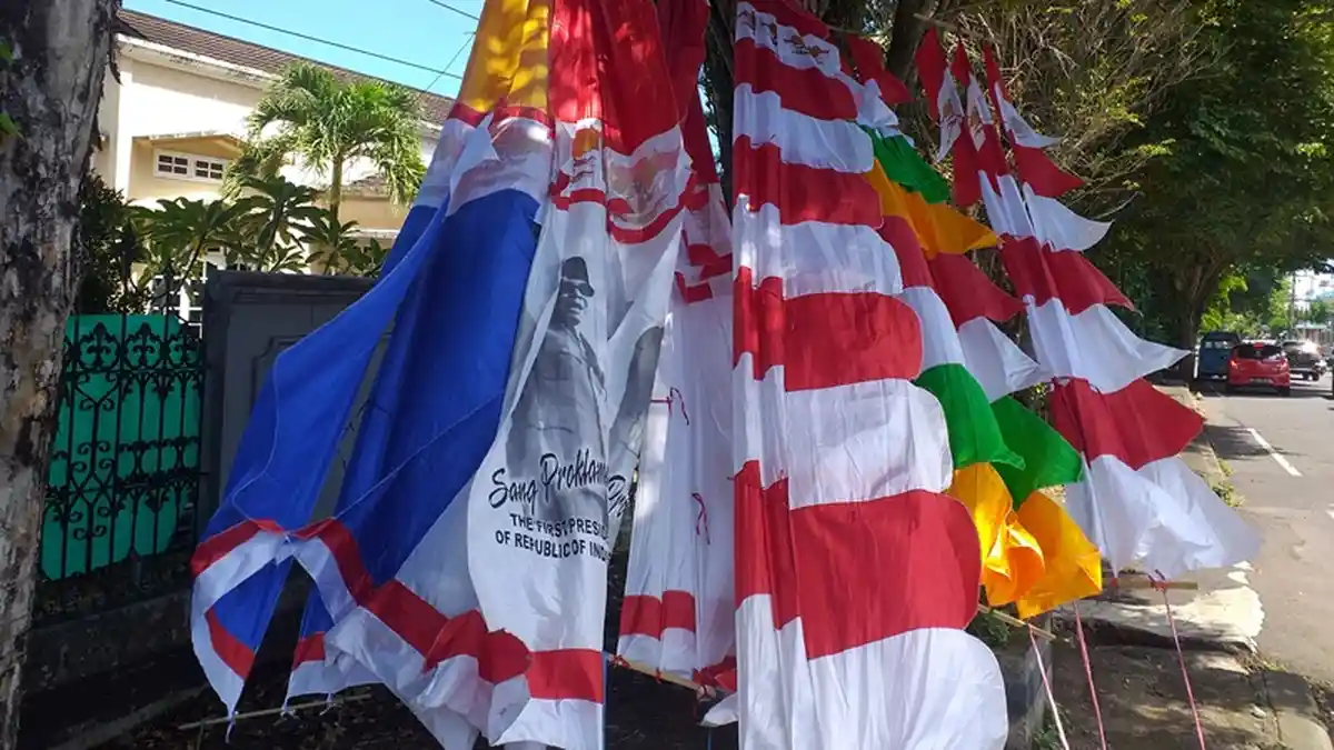 Cerita Penjual Bendera di Tengah PPKM Manado, Pendapatan Turun hingga 75 Persen