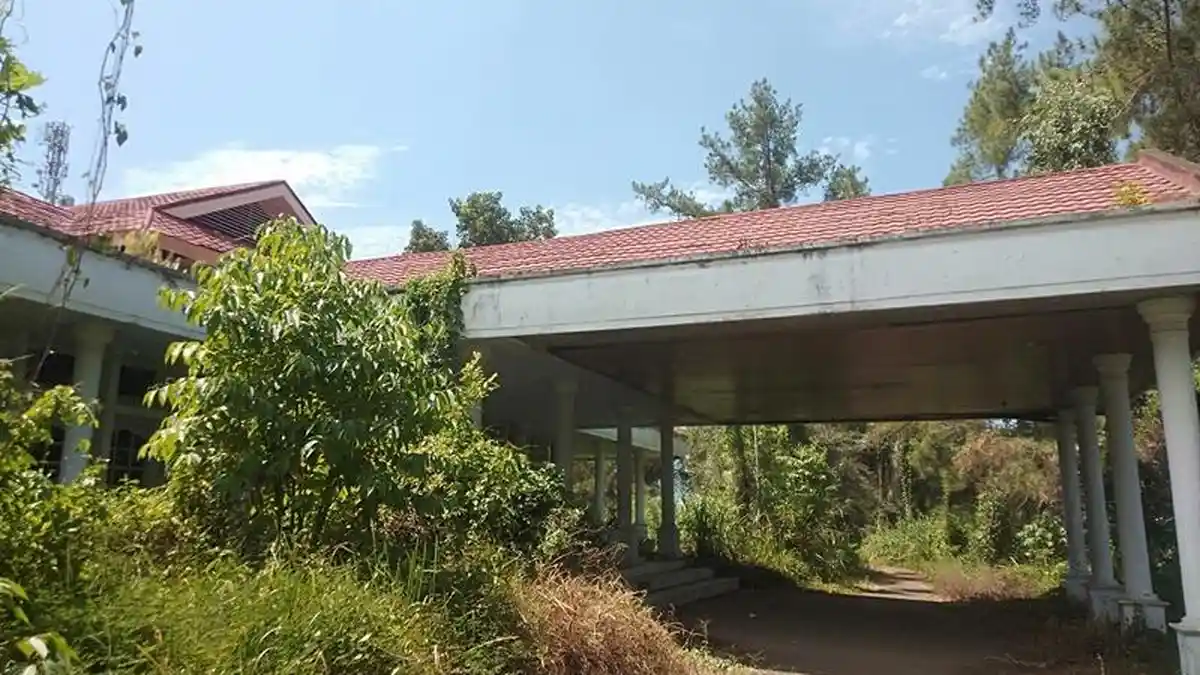 Potret Eks Rumah Dinas Bupati Bolmong, Tak Terurus, Jadi Lokasi Pesta Miras Anak Muda