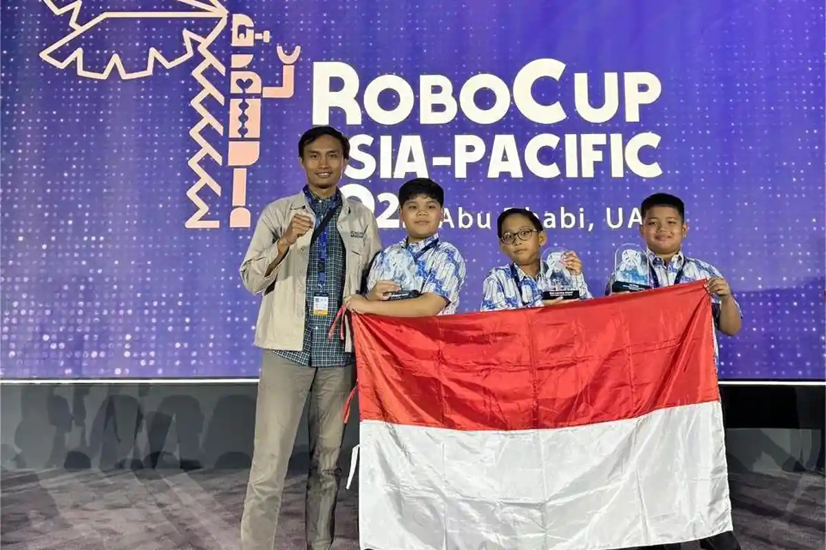 Tiga Siswa SD Muhammadiyah 4 Surabaya Raih 3 Gelar Utama di RoboCup Asia Pasifik 2025 Abu Dhabi