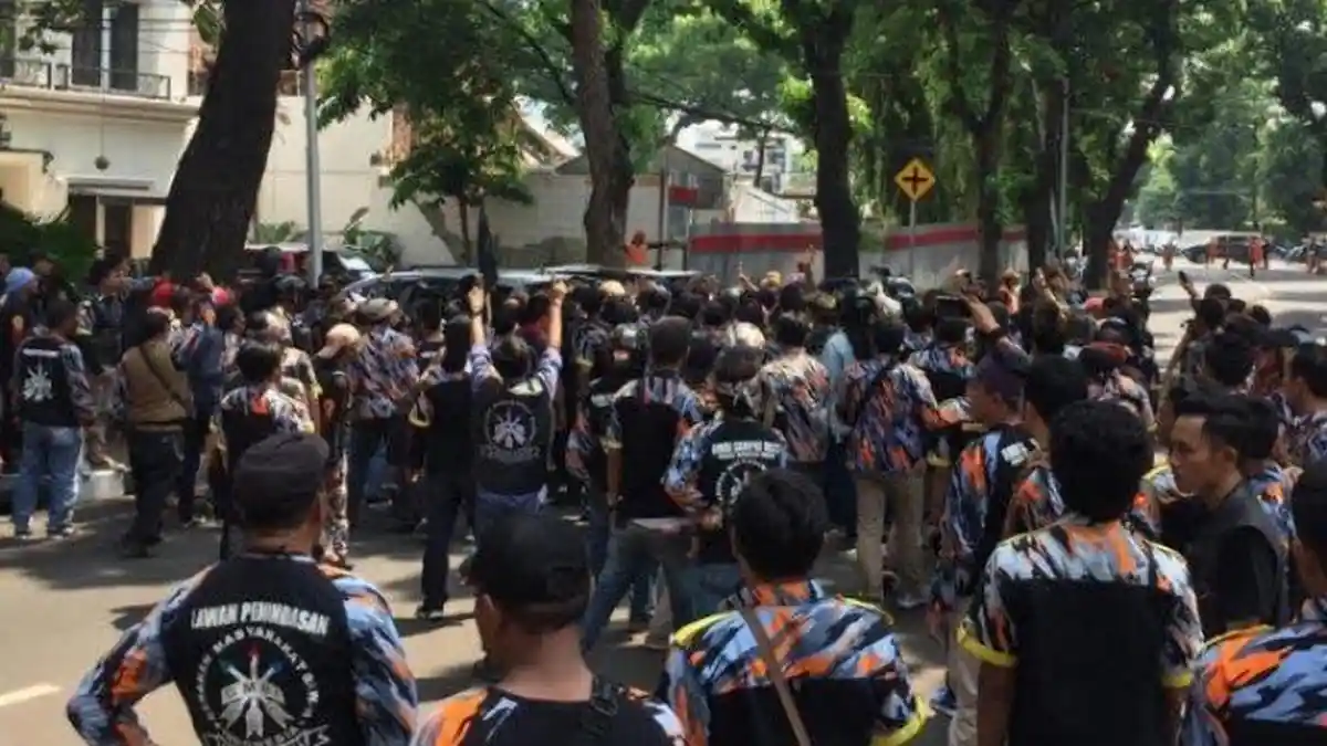 Massa Ormas Terlibat Pertikaian dengan Polisi di depan Gedung PTIK