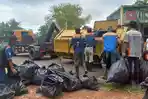 20251118-Petugas-mengangkut-sampah.jpg