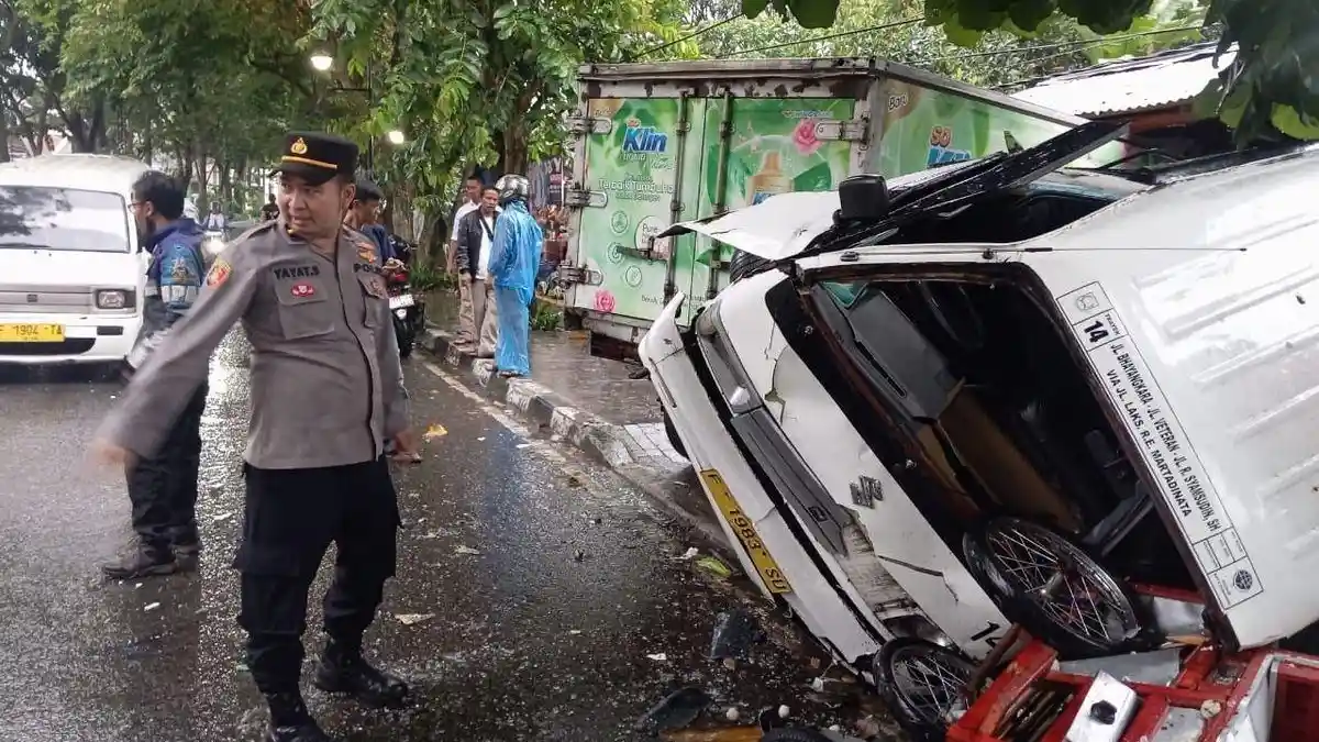 Truk Hilang Kendali Tabrak Angkot Ngetem, Warung, dan Gerobak Cilok