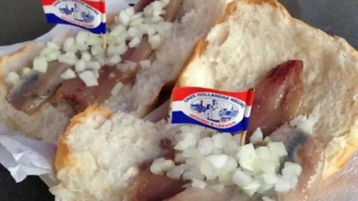 Kuliner Belanda: Ikan Mentah Direndam Cuka dan Fermentasi Apel, Plus Roti Tawar, Anda Doyan?