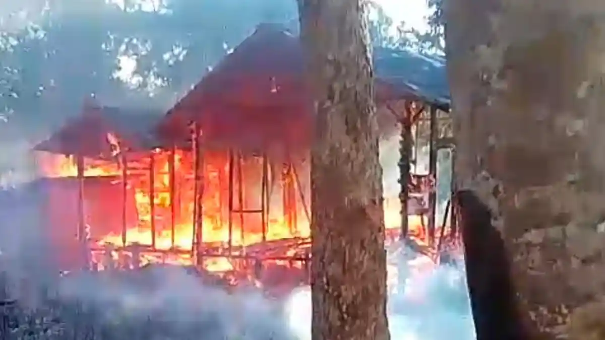 Rumah Panggung di Sungai Buluh Lingga Ludes Terbakar, Diduga Akibat Korsleting Listrik