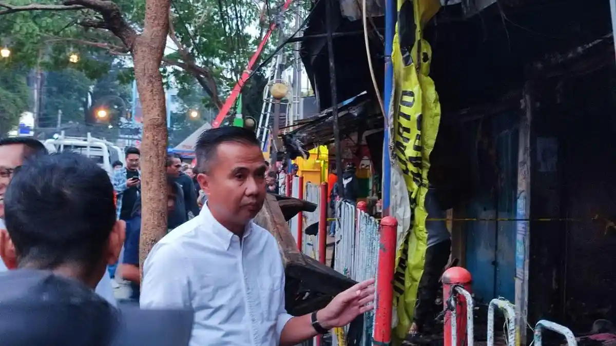 Pj Gubernur Jabar Datangi Pasar Simpang Dago Bandung yang Terbakar, Apresiasi Kinerja Damkar