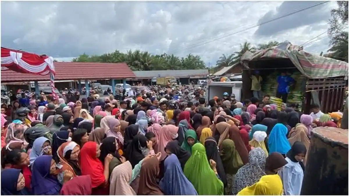 Warga Antre Beli Beras di Talang Ubi PALI, Harga Beras 1 Kampil 5 Kg Selisih Rp 6000 dari Toko