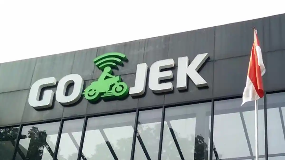 Masih Pakai Seragam, Mitra Pengemudi Grab Antri Daftar Masuk Gojek, Ini Alasan Mereka