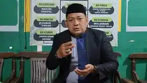 UstazAbdul-Malik-yang-juga-tokoh-agama-di-RT-0112-Kekurahan-Palmerah.jpg
